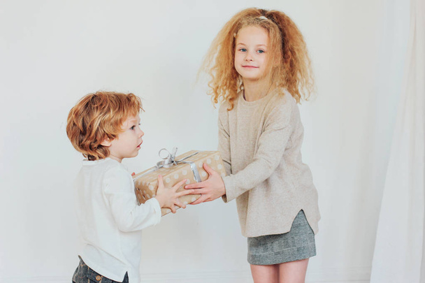 Sorella dà dono al fratello minore
 - Foto, immagini