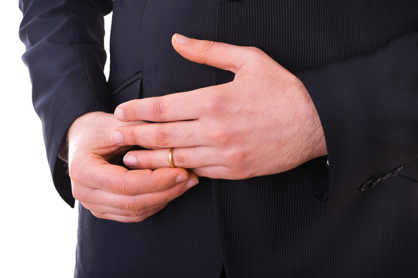 ο άνθρωπος των επιχειρήσεων να απογειωθεί το δαχτυλίδι του γάμου. - Φωτογραφία, εικόνα