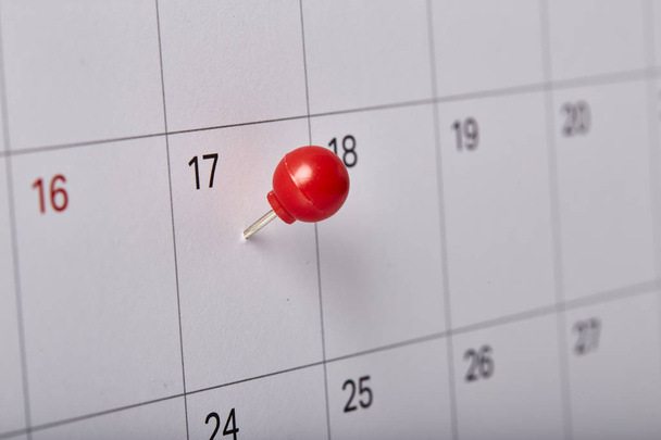 Thumbtack vermelho uma data 17th no calendário ou planejador. Dia fiscal 2018 ocorre em 17 de abril. Foco seletivo
 - Foto, Imagem