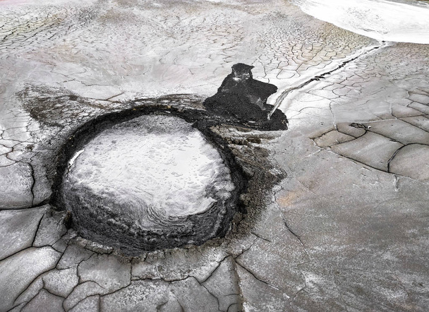 Krater wulkanu aktywne błoto - Zdjęcie, obraz