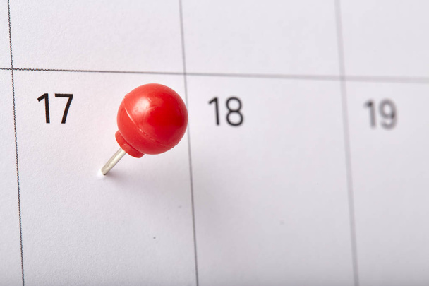 Punainen peukalo päivämäärä 17. kalenterissa tai suunnittelija. Veropäivä 2018 järjestetään 17. huhtikuuta valikoiva painopiste
 - Valokuva, kuva