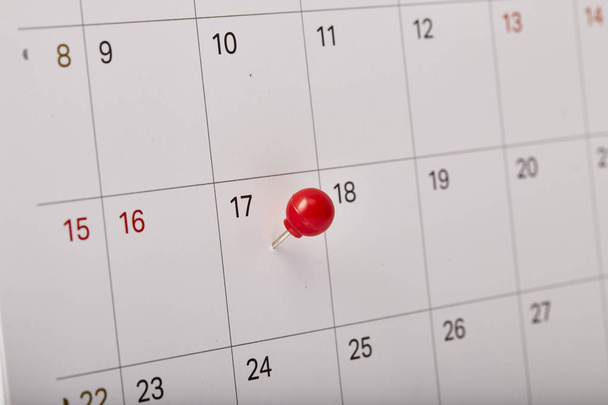 Red thumbtack una data 17 sul calendario o pianificatore. Tax Day 2018 si svolge il 17 aprile. Focus selettivo
 - Foto, immagini
