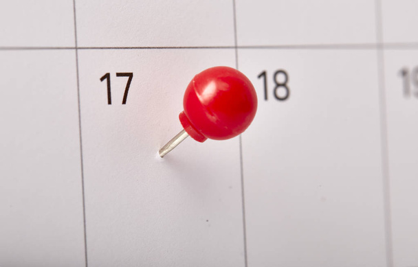 Red thumbtack una data 17 sul calendario o pianificatore. Tax Day 2018 si svolge il 17 aprile. Focus selettivo
 - Foto, immagini