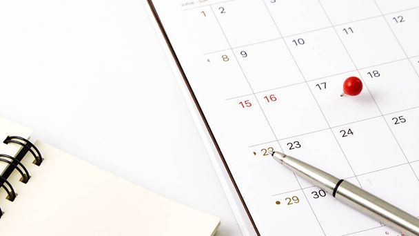Rode punaise een datum 17e op de agenda of planner. Belasting dag 2018 vindt plaats op 17 April. selectieve aandacht - Foto, afbeelding