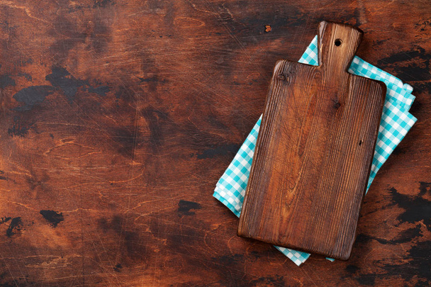 Table de cuisson en bois avec planche à découper sur serviette de cuisine ou serviette. Vue de dessus avec espace pour votre repas ou recette
 - Photo, image