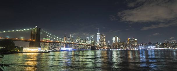 Piękny Brooklyn Bridge na tle nocnego Nowego Jorku - Zdjęcie, obraz