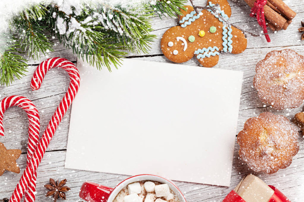 Χριστουγεννιάτικη ευχετήρια κάρτα, διακόσμηση, καφές και χιόνι δέντρο έλατου. Το Top view με χώρο για τις ευχές σας Χριστούγεννα - Φωτογραφία, εικόνα