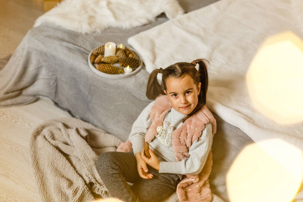 Маленька дівчинка в різдвяній прикрашеній вітальні
 - Фото, зображення