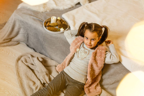 Malá holčička v vánoční zařízený obývací pokoj - Fotografie, Obrázek