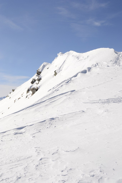 cornisa de nieve en la cresta
 - Foto, imagen