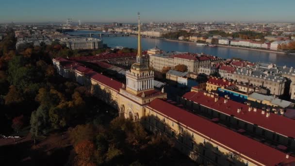 binaların ana Admiralty St. Petersburg sonbahar güneşli Nehri boyunca - Video, Çekim