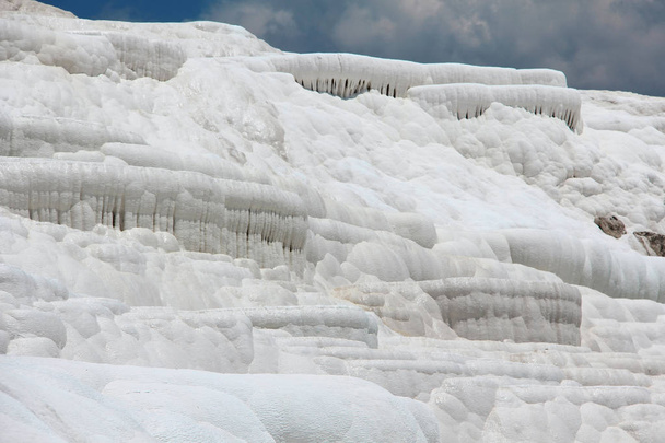 Pamukkale - pamuk kale, Denizli İl güneybatı Türkiye'de. Ünlü bir beyaz karbonat mineral için sol tarafından alandır akan su - Fotoğraf, Görsel