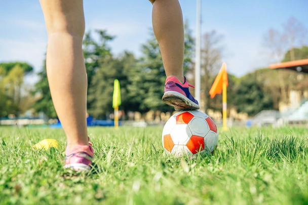 若い女性サッカー選手がスタジアムでボールとトレーニング-電車のフィールドでスポーツ女性が演習を行う-スポーツの人々のライフスタイルの概念 - 写真・画像