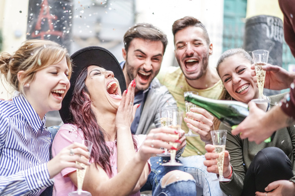 Group of happy friends doing party throwing confetti and drinking champagne outdoor - Young people having fun celebrating birthday together - Friendship and youth holidays lifestyle concept - Foto, afbeelding