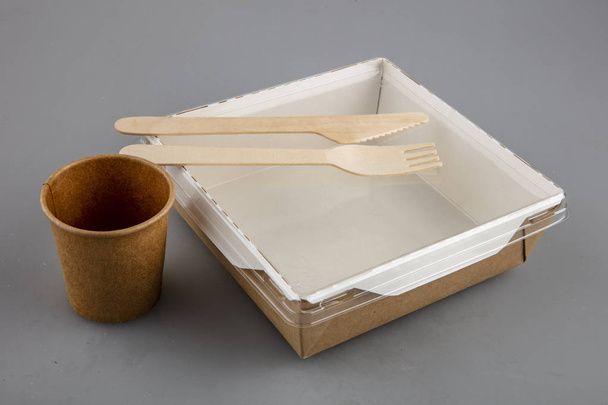 Voedsel kartonnen doos met houten vork en mes - Foto, afbeelding