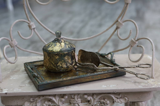 Старая сахарная миска и щипцы
 - Фото, изображение