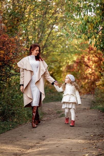 charming beautiful mother walks with little daughter girl - Foto, Imagem