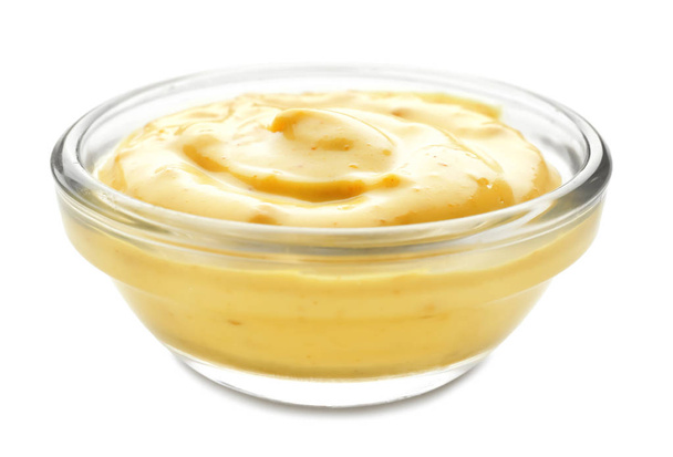 Gustosa salsa gialla in ciotola su sfondo bianco
 - Foto, immagini