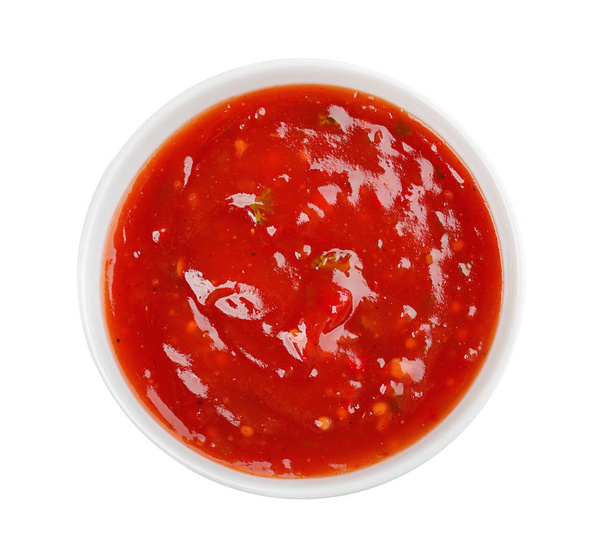 Смачний томатний соус у мисці на білому тлі
 - Фото, зображення