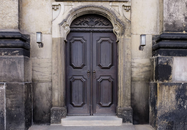 Puertas ornamentadas de madera del antiguo edificio
 - Foto, Imagen