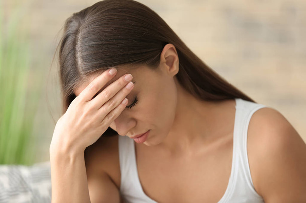 Mujer que sufre de dolor de cabeza en casa
 - Foto, Imagen