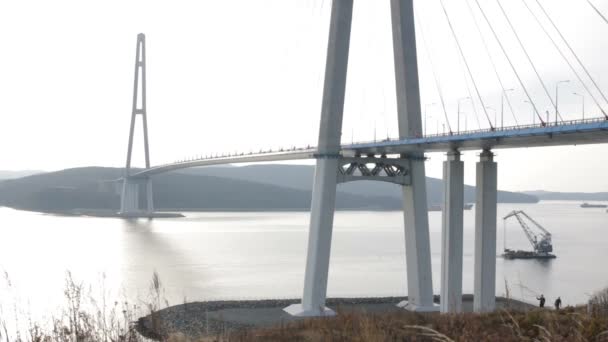 De brug van Cape Churkin naar Roesski eiland via het oosten van de Bosporus in het Verre Oosten stad van Vladivostok. Het verkeer van auto's op het vasteland van het Russisch of Roesski Bridge. - Video