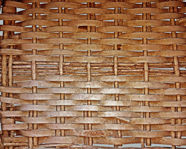 Achtergrond van verweven in een netwerk van flexibele bands van hout geverfd in bruin. - Foto, afbeelding