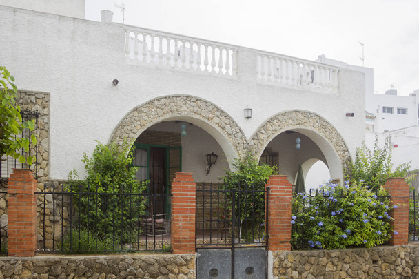 Façades blanches de maisons espagnoles à Conil de la Frontera, Espagne
 - Photo, image