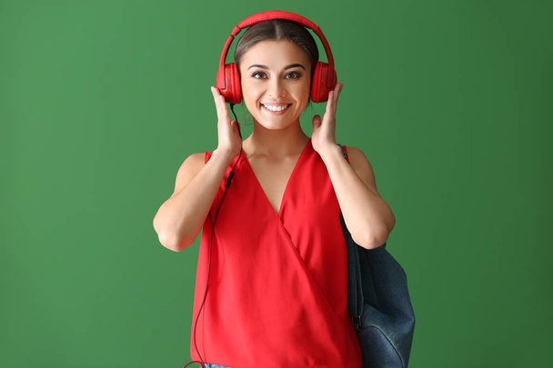 Güzel kadın renk arka plan üzerinde müzik dinlemek - Fotoğraf, Görsel