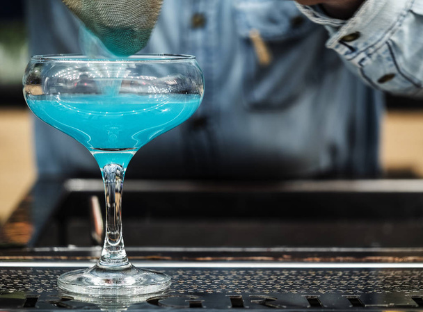 bartender preparing cocktail on bar - Фото, зображення