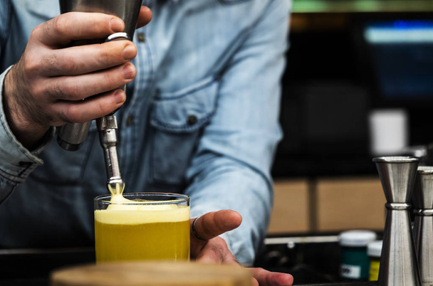 bartender preparing cocktail on bar - Fotó, kép
