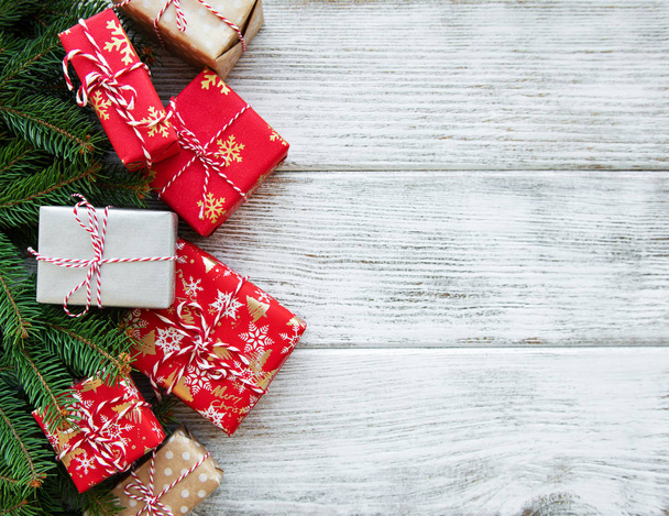 Weihnachten Hintergrund mit Dekorationen und Geschenkboxen auf einem alten hölzernen Hintergrund - Foto, Bild