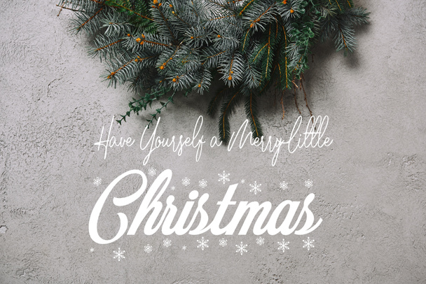 oříznutý obraz jedle věnec pro vánoční dekorace visí na šedou stěnu s inspirací "mají sami a merry little christmas" a sněhové vločky - Fotografie, Obrázek