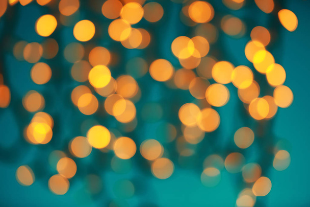 Noel ışıkları renk arka plan üzerinde parlayan, görünüm bulanık - Fotoğraf, Görsel