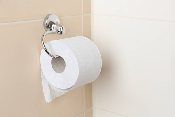 Рулон туалетной бумаги в туалете
 - Фото, изображение