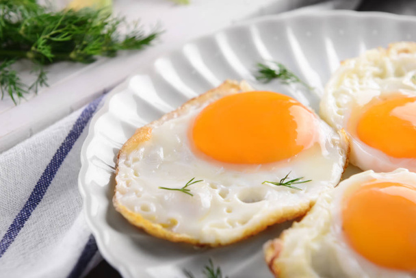 Вкусные яичницы на тарелке, крупным планом
 - Фото, изображение