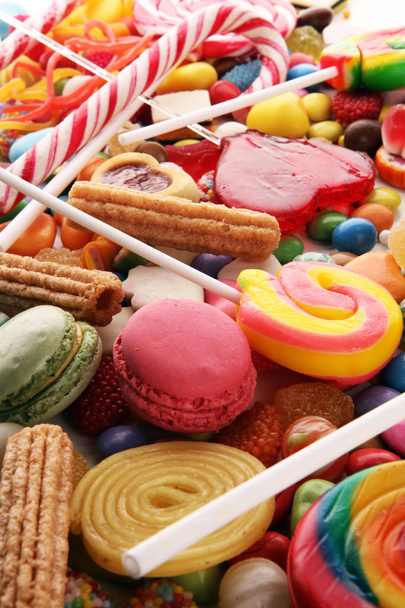 karkkeja hyytelöllä ja sokerilla. värikäs valikoima eri lasten makeisia ja herkkuja
 - Valokuva, kuva