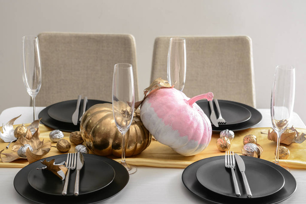 Apparecchiatura elegante tavolo con zucche dipinte
 - Foto, immagini