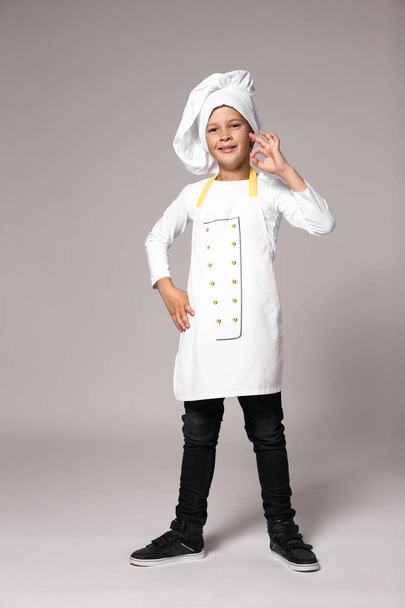 Милий маленький шеф-кухар на сірому фоні
 - Фото, зображення