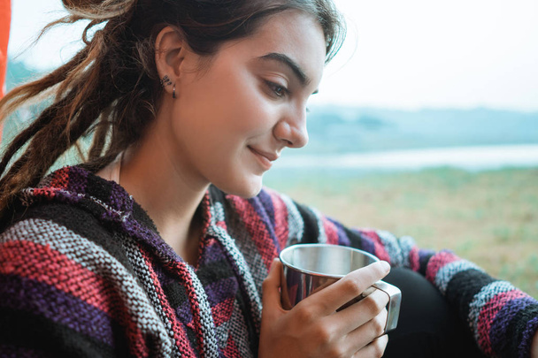 Detailní záběr žena vypít šálek kávy po probuzení - Fotografie, Obrázek