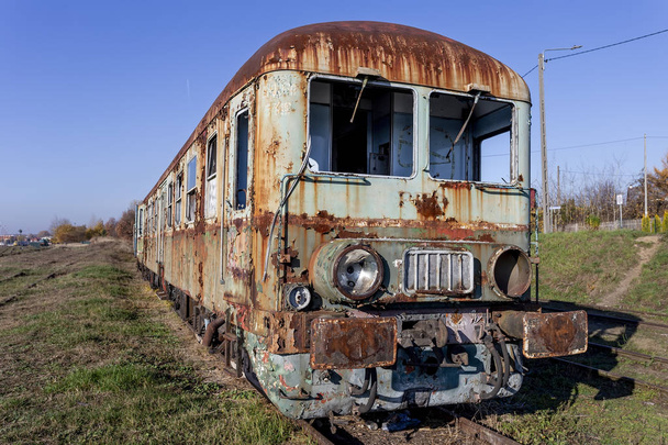 Autobus szynowy opuszczonych Diesla Sn61 z samochodami - Zdjęcie, obraz