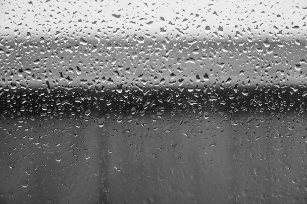 Σταγόνες βροχής για το γυαλί παράθυρο φαίνεται από μέσα - Φωτογραφία, εικόνα