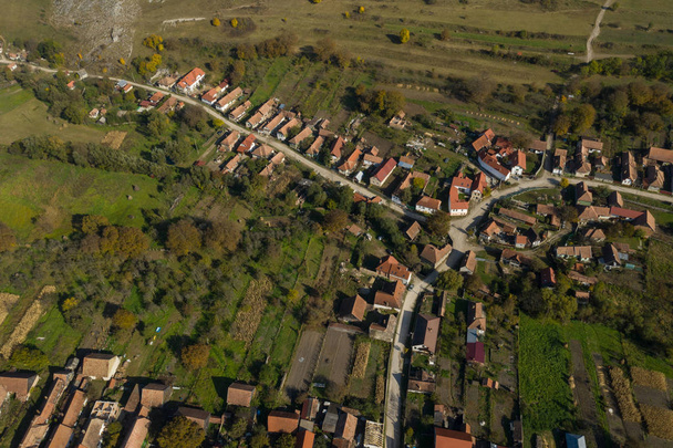 Rimetea (ハンガリー語 Torocko) の村の空中ドローン イメージ。ルーマニア、トランシルヴァニア - 写真・画像