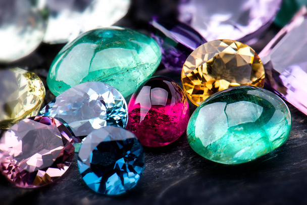 Gemstones coleção jóias conjunto foto com pedra preta e iluminação escura
. - Foto, Imagem