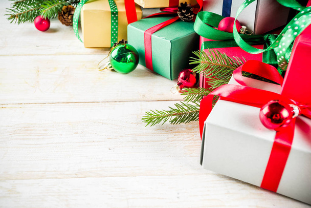 Χριστουγεννιάτικη εορταστική φόντο με διακοσμήσεις και πολύχρωμο δώρο κουτιά σε ξύλινη σανίδα - Φωτογραφία, εικόνα