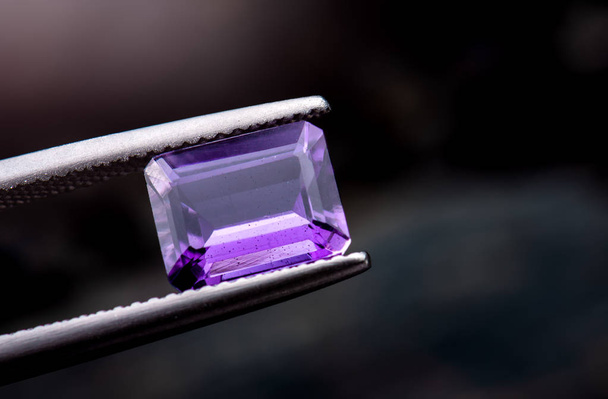 Foto de joyería de amatista púrpura con fondo de luz oscura
. - Foto, Imagen