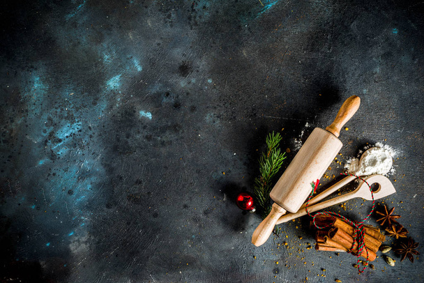 Pişirme aletleri, un, baharat ve süslemeleri, karanlık beton tablo, kopya alanı üstten görünüm ile Noel ekmek arka plan, - Fotoğraf, Görsel