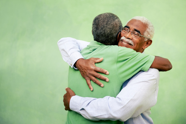 oude vrienden, twee senior Afro-Amerikaanse mannen bijeen en knuffelen - Foto, afbeelding