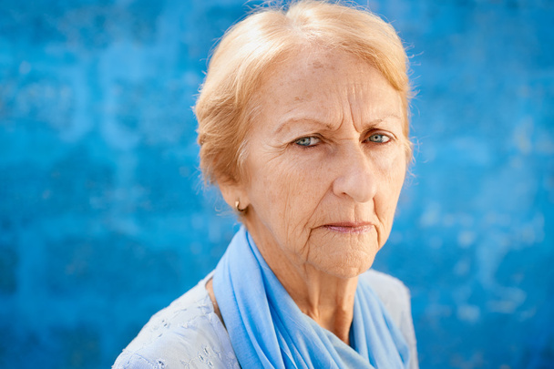 traurige alte blonde Frau blickt in die Kamera - Foto, Bild