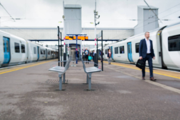 Personas en la plataforma ferroviaria abordando un tren
 - Foto, imagen
